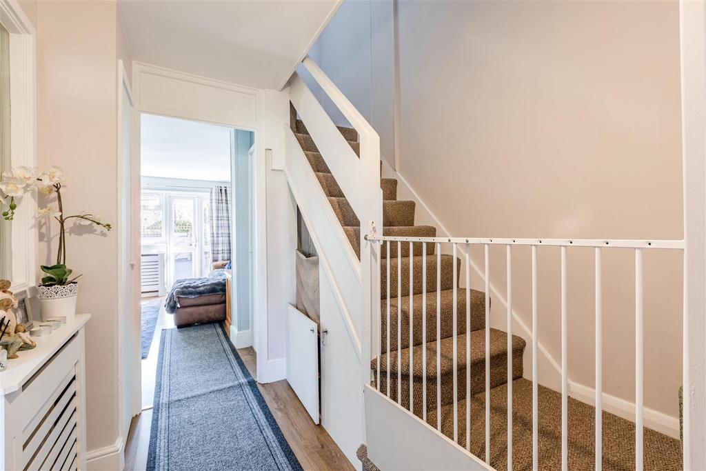 4 Fairoaks Court Lane, Addlestone, KT15 1 SP - 13.j