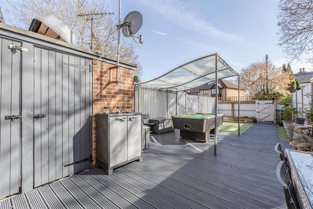 4 Fairoaks Court Lane, Addlestone, KT15 1 SP - 14.j