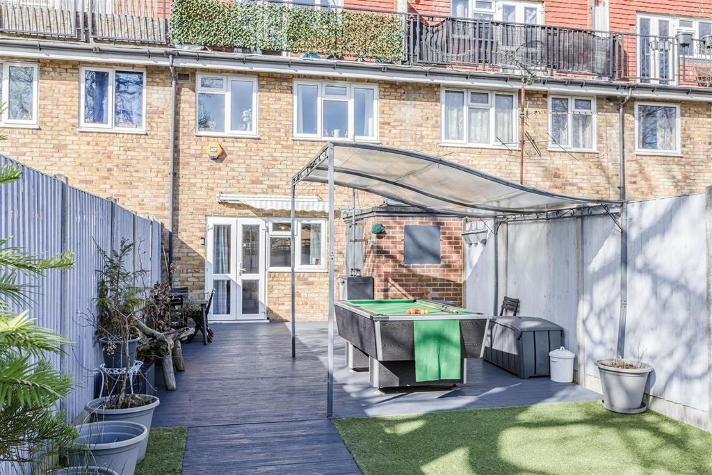 4 Fairoaks Court Lane, Addlestone, KT15 1 SP - 15.j