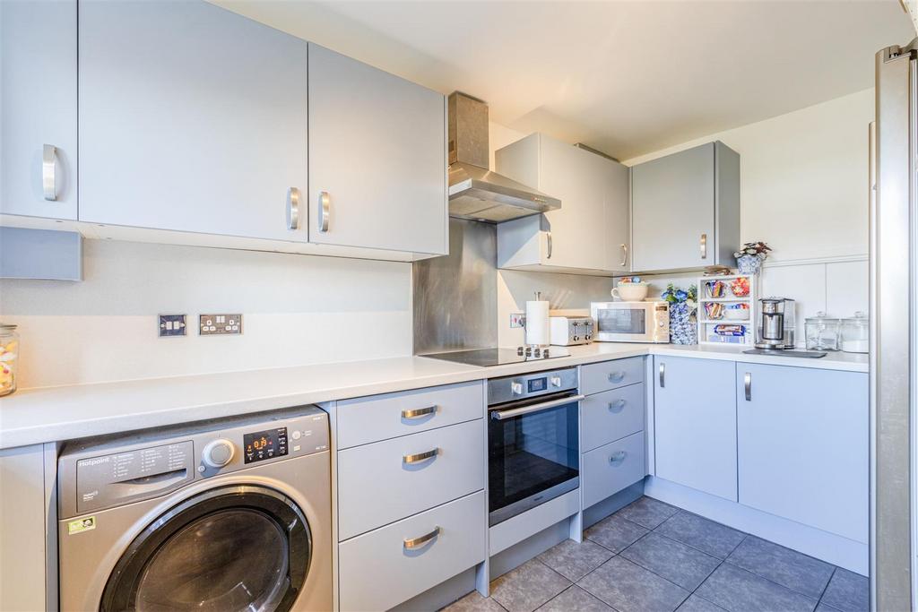 4 Fairoaks Court Lane, Addlestone, KT15 1 SP - 8.jp