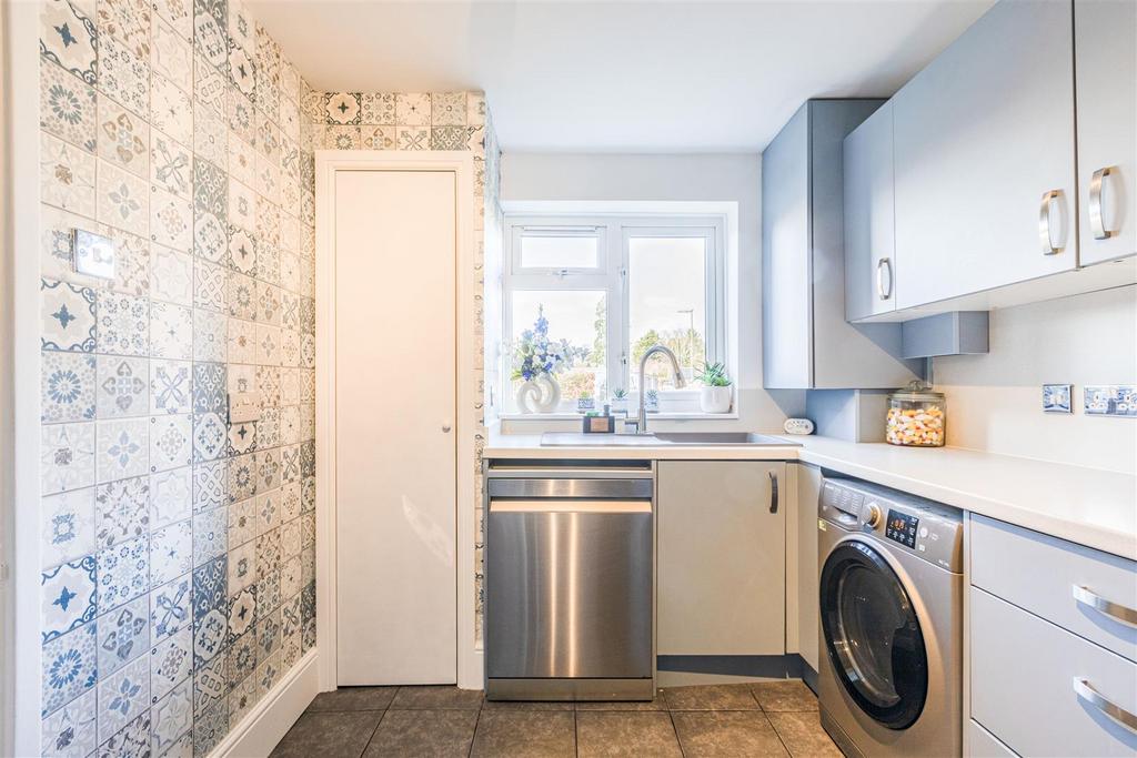 4 Fairoaks Court Lane, Addlestone, KT15 1 SP - 9.jp