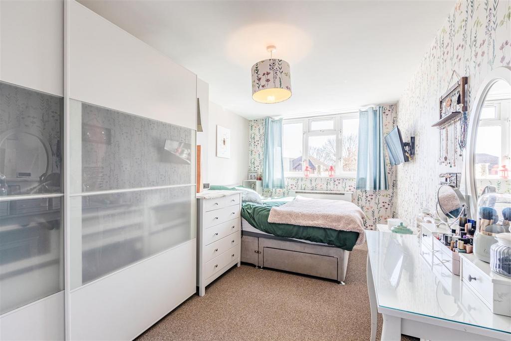 4 Fairoaks Court Lane, Addlestone, KT15 1 SP - 3.jp