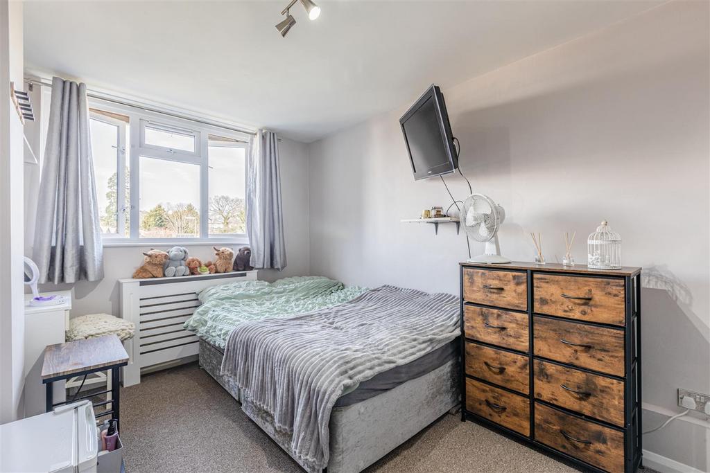 4 Fairoaks Court Lane, Addlestone, KT15 1 SP - 5.jp