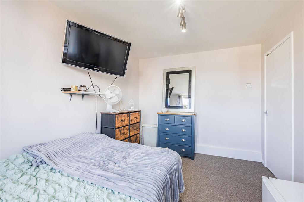 4 Fairoaks Court Lane, Addlestone, KT15 1 SP - 6.jp