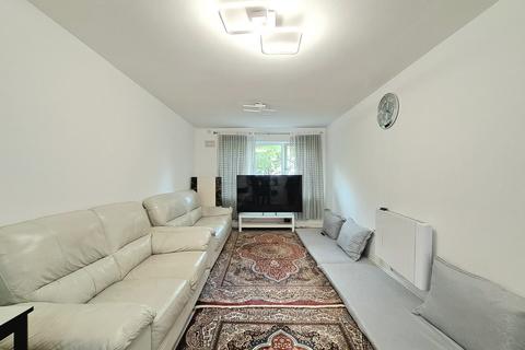 2 bedroom flat for sale, Bennett Close, Hounslow TW4