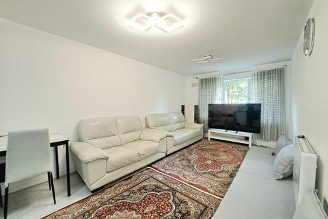 2 bedroom flat for sale, Bennett Close, Hounslow TW4