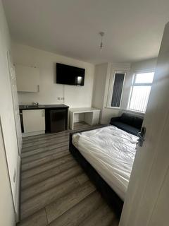 Studio to rent, Uxbridge Road, Hayes UB4