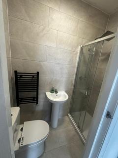 Studio to rent, Uxbridge Road, Hayes UB4