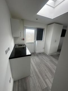 Studio to rent, Uxbridge Road, Hayes UB4
