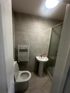 Studio to rent, Uxbridge Road, Hayes UB4