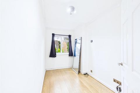 39 Swallowdale, South Croydon, CR2 8SG