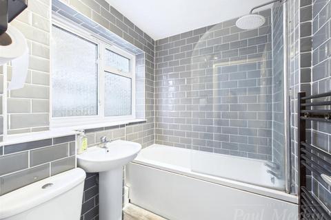 39 Swallowdale, South Croydon, CR2 8SG