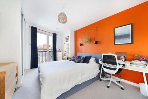 2 bedroom flat for sale, Courthouse Way, London