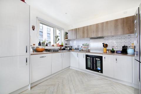 2 bedroom flat for sale, Courthouse Way, London