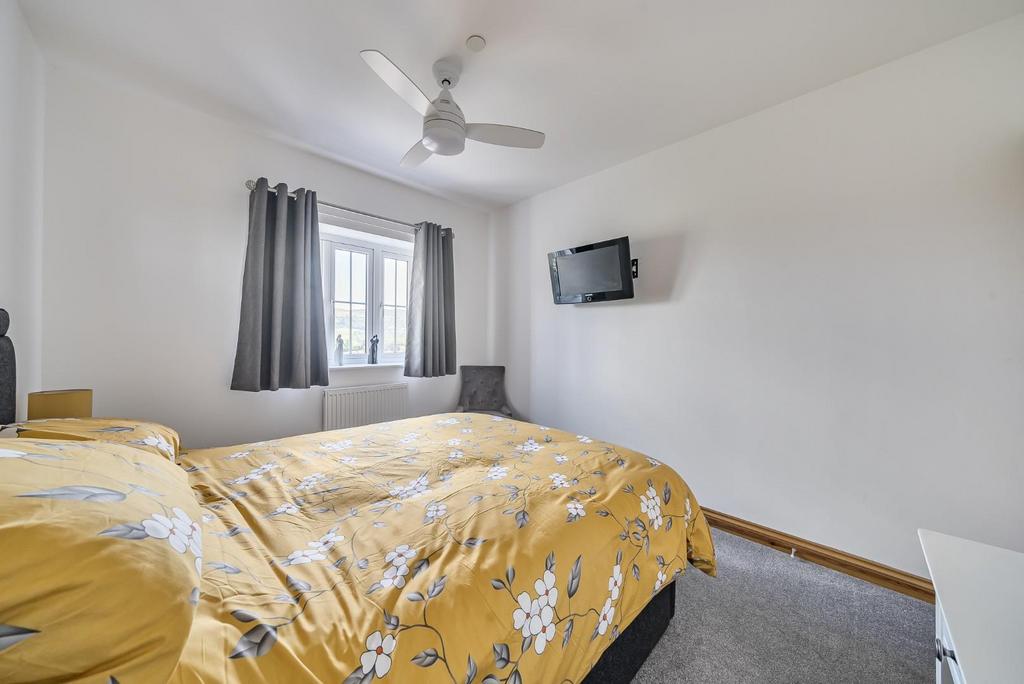 Bedroom 1.jpg