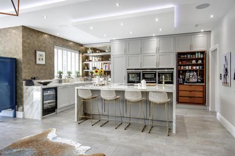 5 bedroom detached house to rent, Warren Drive, Kingswood, Surrey