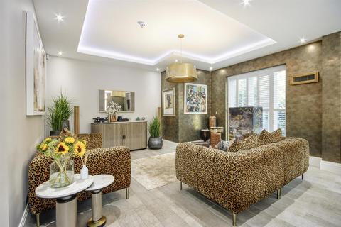5 bedroom detached house to rent, Warren Drive, Kingswood, Surrey