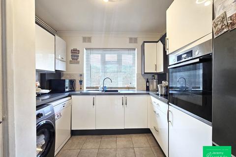 3 bedroom flat to rent, Elmshurst Crescent, London, N2