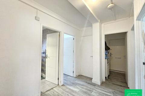 3 bedroom flat to rent, Elmshurst Crescent, London, N2