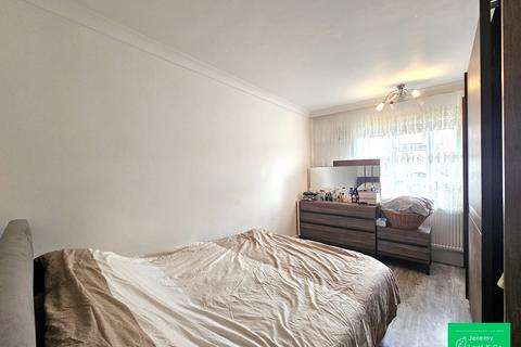 3 bedroom flat to rent, Elmshurst Crescent, London, N2