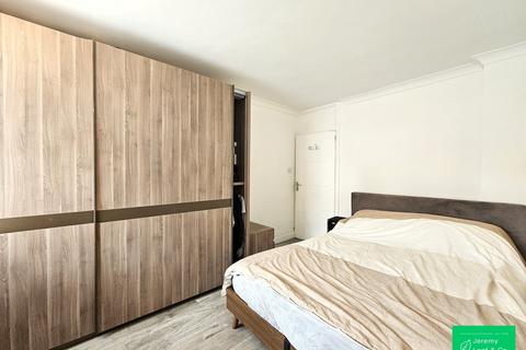 3 bedroom flat to rent, Elmshurst Crescent, London, N2