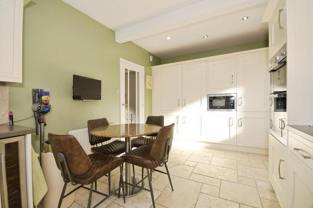 KITCHEN 02.jpg