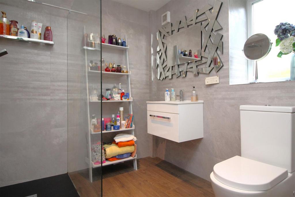 Ensuite .JPG