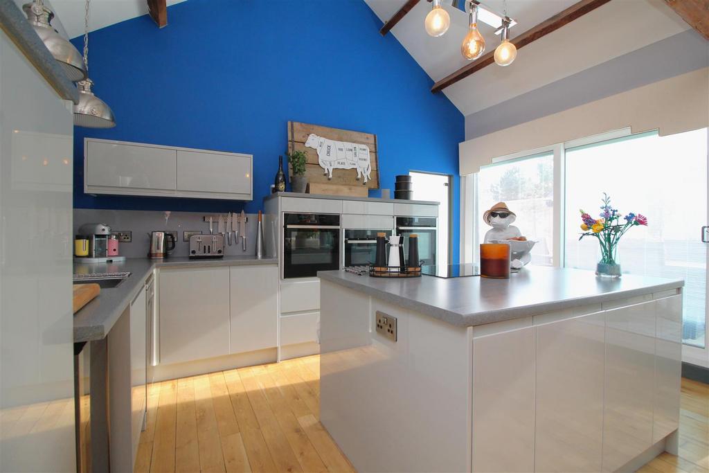Kitchen 2.JPG