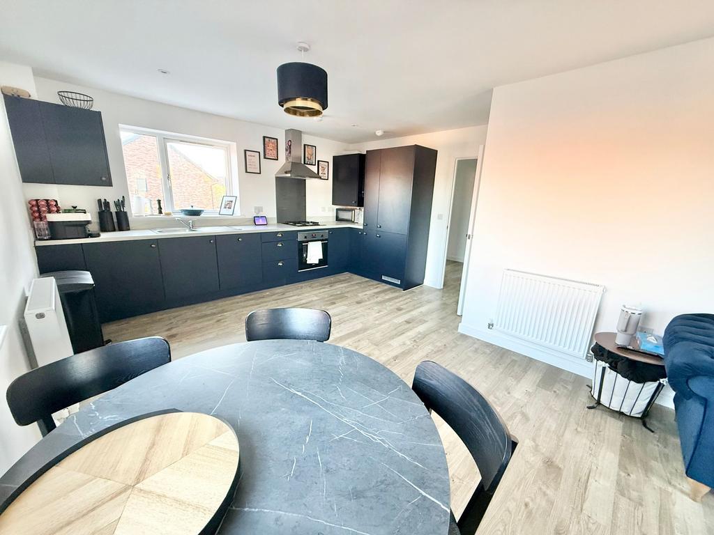 Open plan kitchen/dining