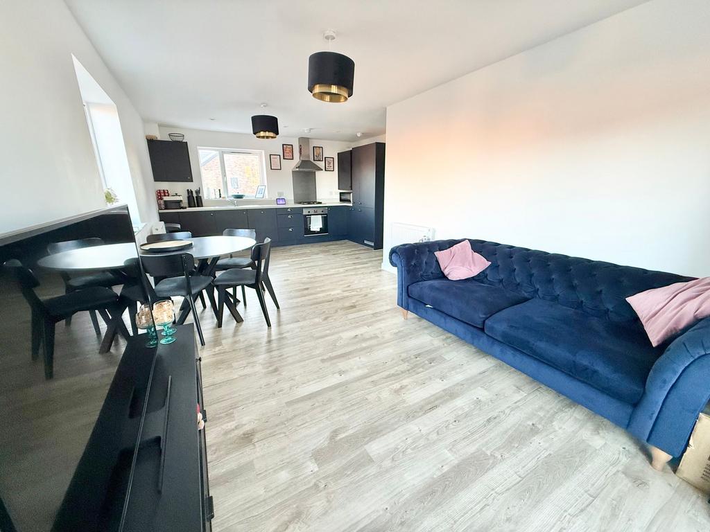 Open plan kitchen/dining