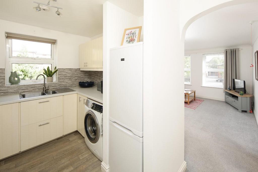 26 Oakfield House CV32-7.jpg