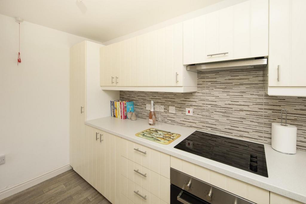 26 Oakfield House CV32-8.jpg