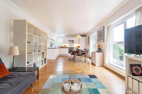 3 bedroom flat for sale, Leighton Crescent, London