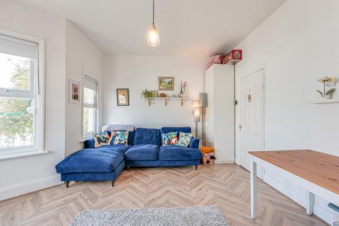 1 bedroom apartment for sale, Beach Avenue, Leigh-on-sea, SS9