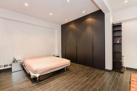 Studio to rent, Kensington Court, Kensington, London, W8