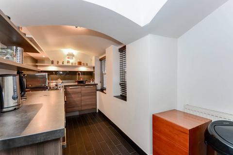 Studio to rent, Kensington Court, Kensington, London, W8