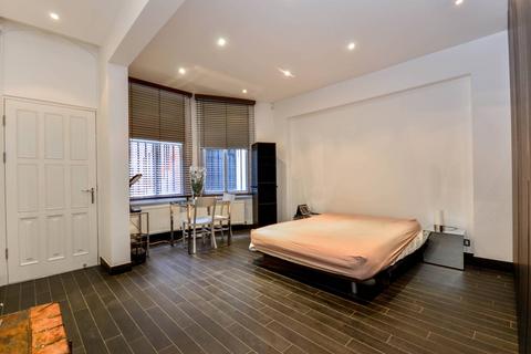 Studio to rent, Kensington Court, Kensington, London, W8