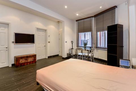 Studio to rent, Kensington Court, Kensington, London, W8