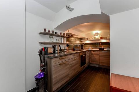 Studio to rent, Kensington Court, Kensington, London, W8