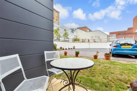 2 bedroom ground floor flat for sale, Kings Lodge, Maidstone ME14