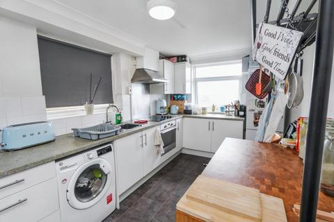 2 bedroom flat to rent, Maple Road, Surbiton KT6