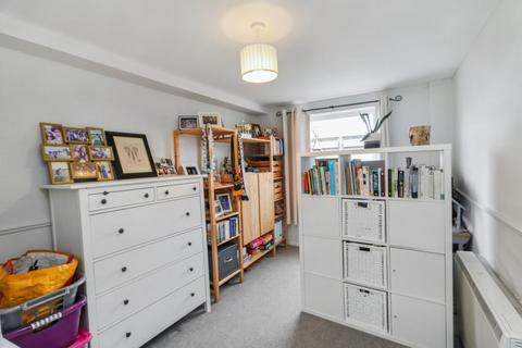 2 bedroom flat to rent, Maple Road, Surbiton KT6