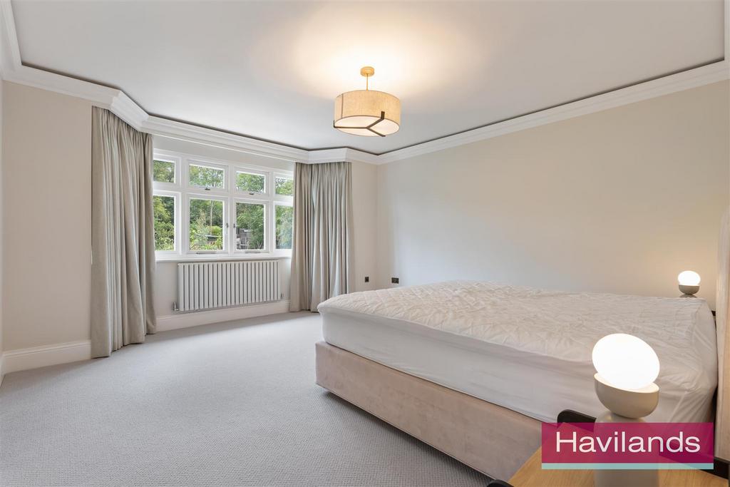 Eversley Crescent-13.jpg