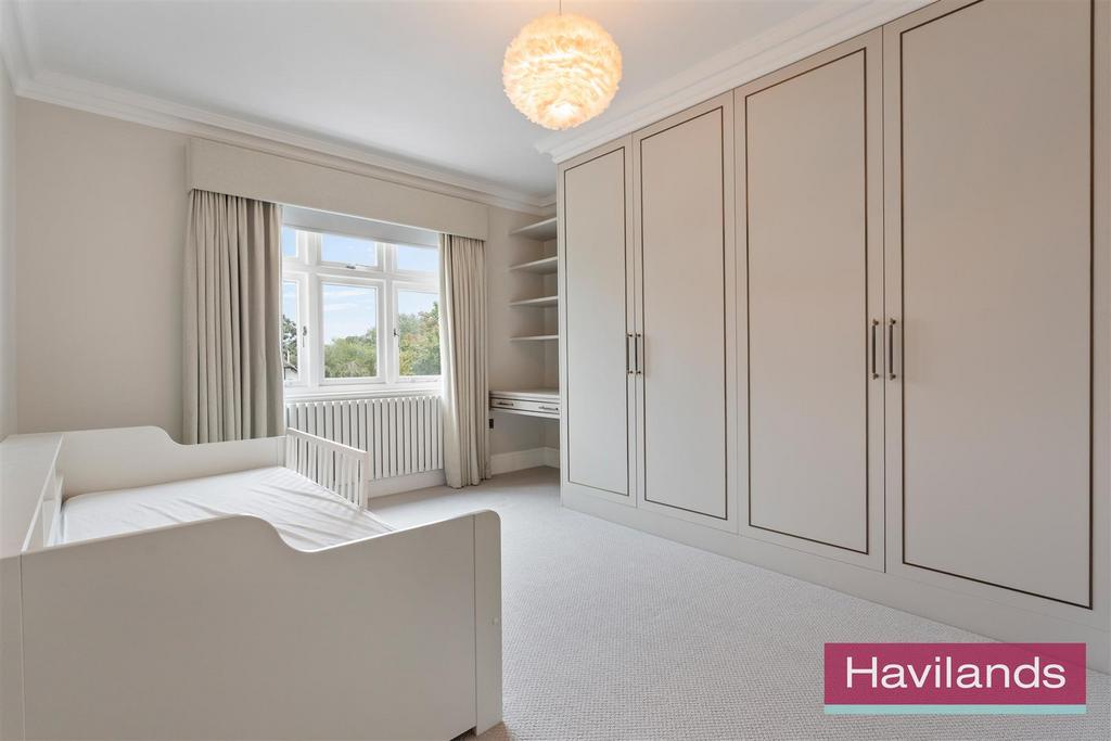 Eversley Crescent-11.jpg