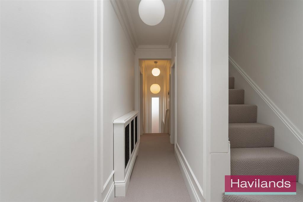 Eversley Crescent-15.jpg