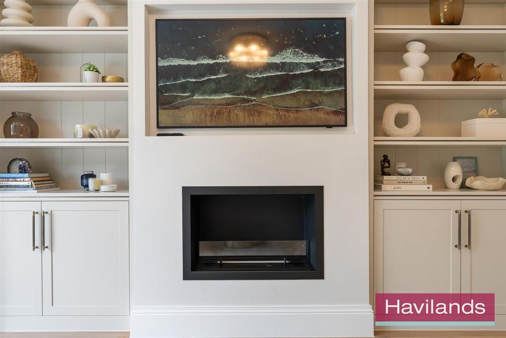 Eversley Crescent-20.jpg