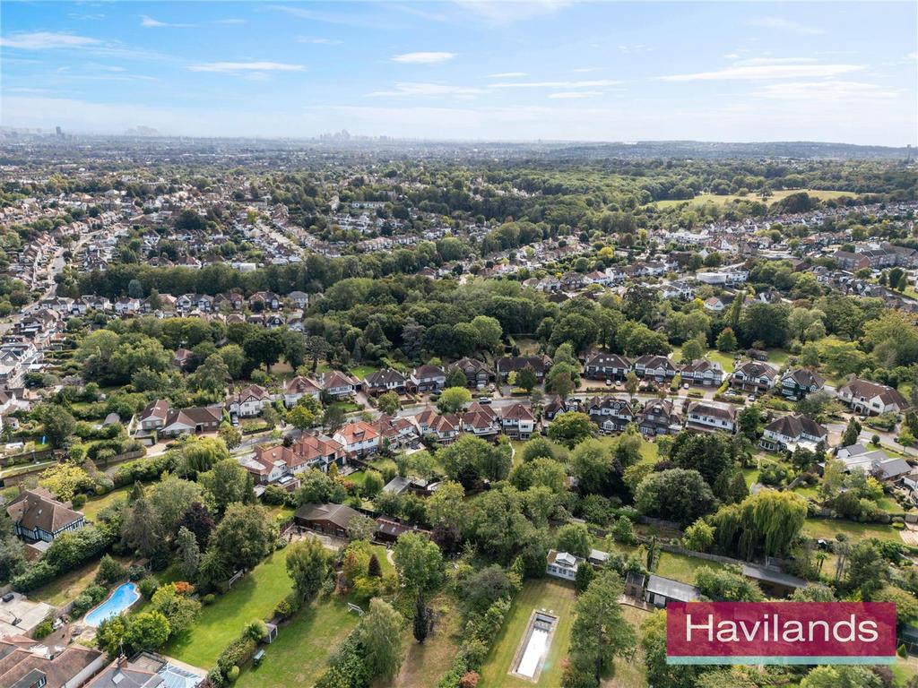 Eversley Crescent-6.jpg