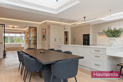 10 Eversley Crescent, London, N21 1EJ