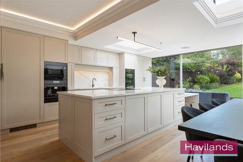 10 Eversley Crescent, London, N21 1EJ