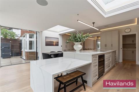 10 Eversley Crescent, London, N21 1EJ